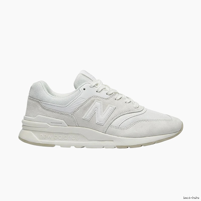 Retro-style white shoes of New Balance